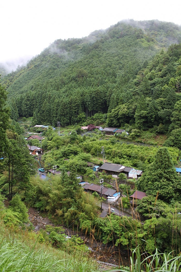 馬頭観音の登り口から見た公民館周辺