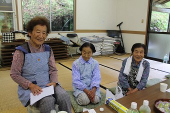 左から仲トシ子さん、前久保君枝さん、久保ツヱ子さん