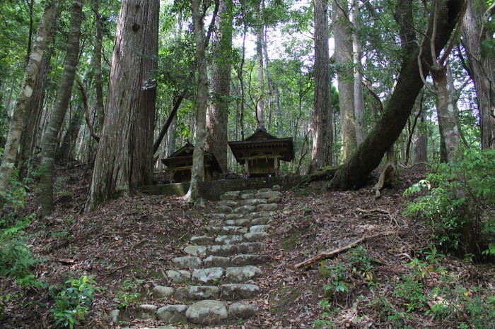 ひっそりと鎮座する小さな祠