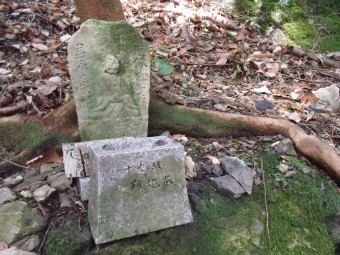 古道沿いの小判地蔵