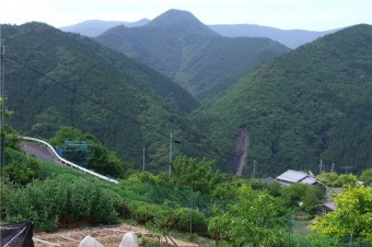 果無山脈と三里富士（中央）