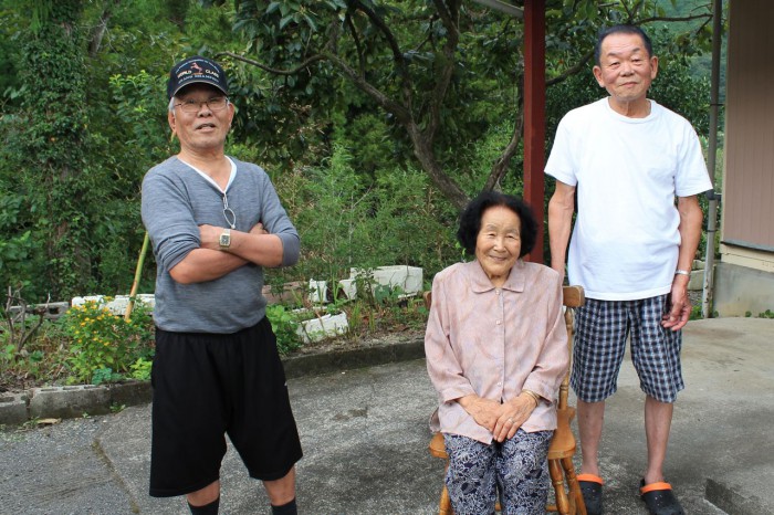 左から宮原材次さん、西みき子さん、西義友さん